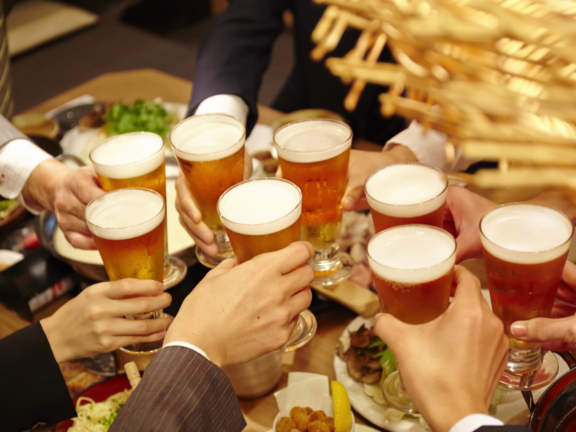 飲み会のあとに“締めのお茶”。翌日に差がつく理由