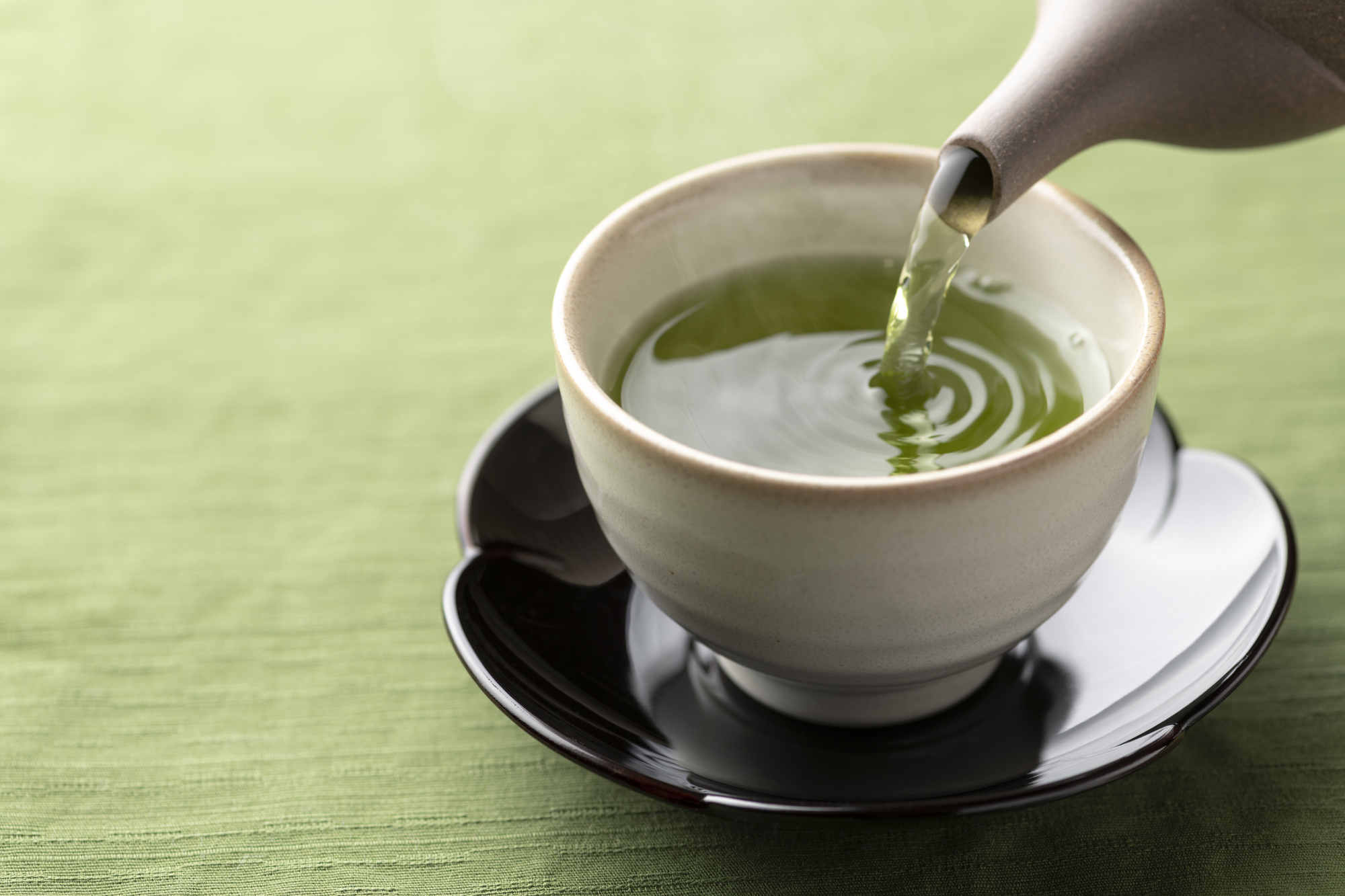 新茶の“若芽の甘み”を逃さない。プロが教える、最後の一滴まで味わい尽くす淹れ方のコツ